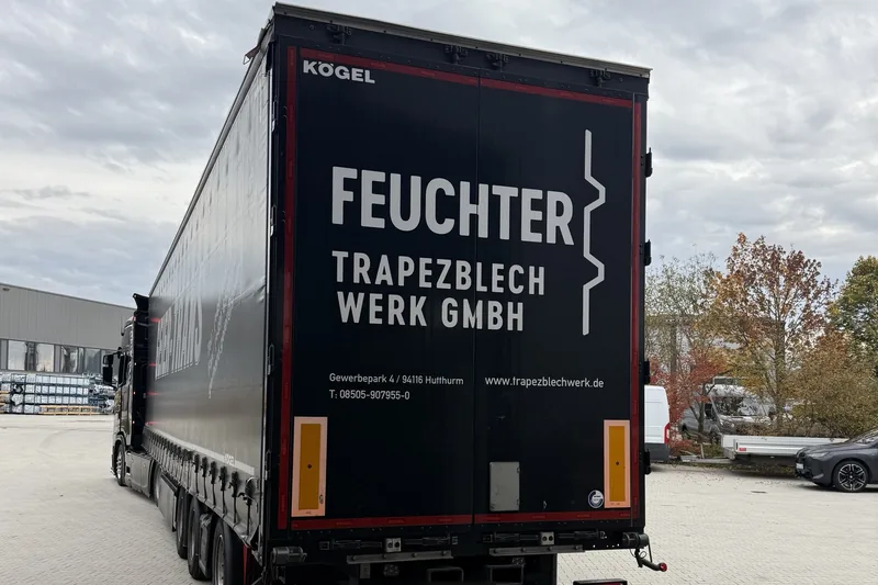 Sattelzug mit Beschriftung Feuchter Trapezblechwerk GmbH vor der Halle in Hutthurm