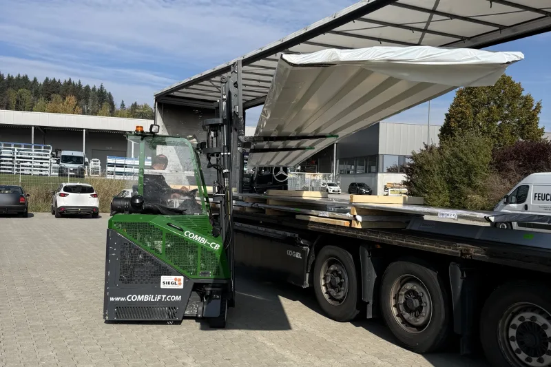 Lange Trapezblechtafeln werden mit dem Seitenstapler auf den Lkw verladen